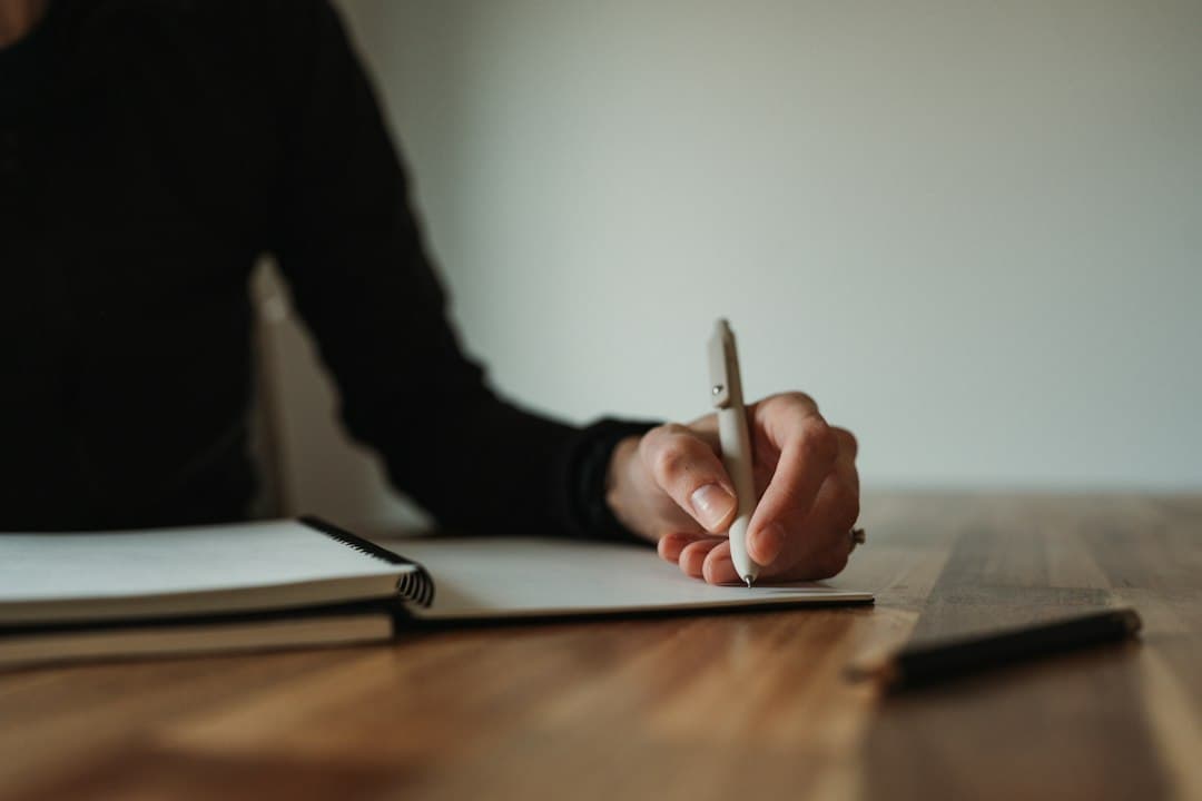 Person mit Notizblock und Stift – eigene UPIPTV Erfahrungen festhalten