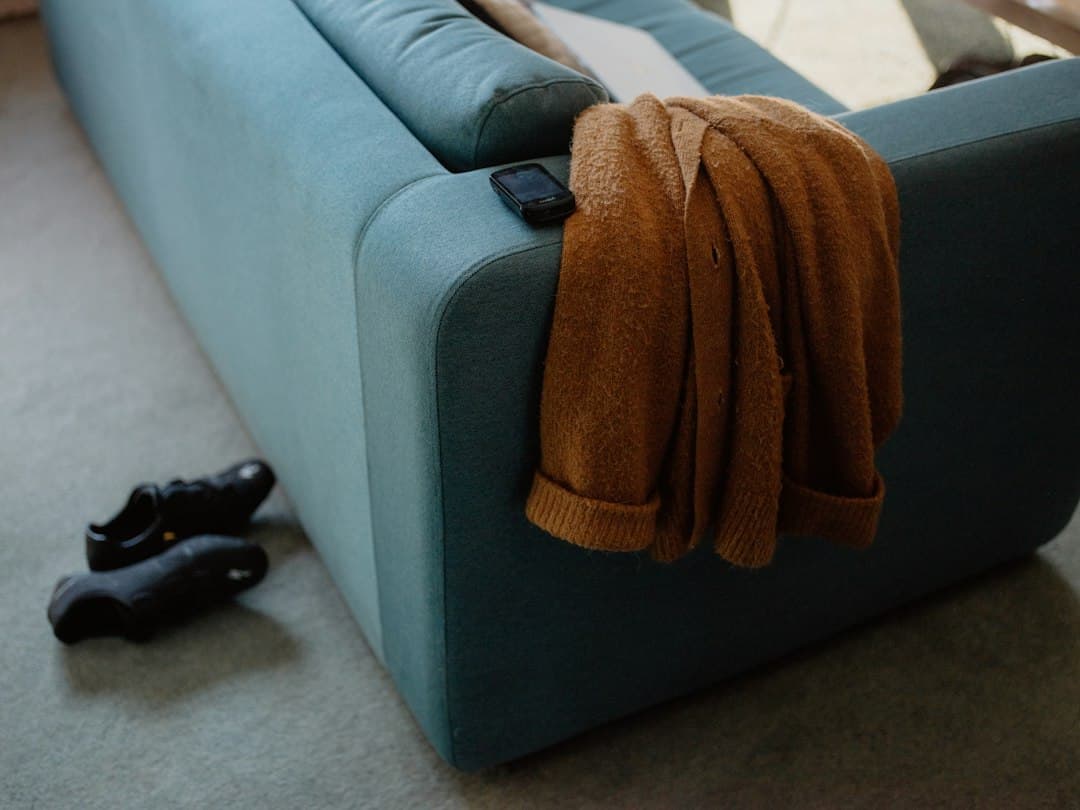 Fernbedienung auf einem Sofa im Wohnzimmer – UPIPTV auf dem Fire TV Stick einrichten