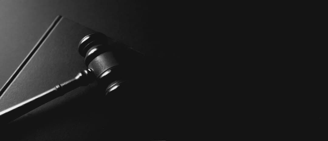 Richterhammer auf dunklem Untergrund – Symbolbild zur Frage, ob UPIPTV illegal ist