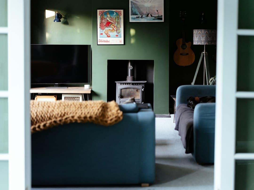 Wohnzimmer mit Fernseher und Fernbedienung auf dem Sofatisch – Fernsehen über das Internet mit UPIPTV